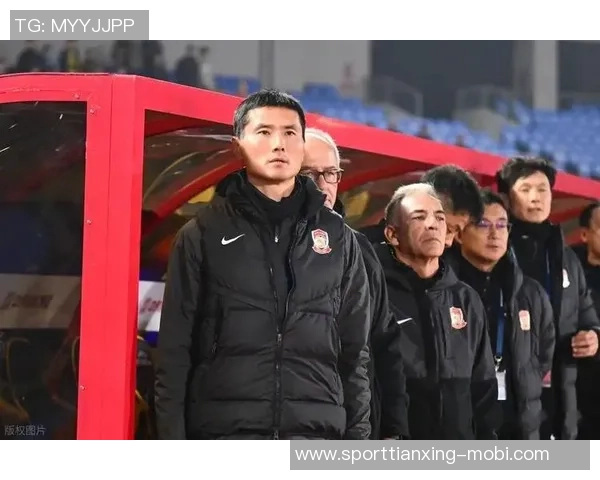 国足专注体能训练邵佳一持续考察队员状态与表现