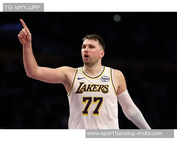 东契奇为湖人转播团队送车车上专属名牌彰显心意